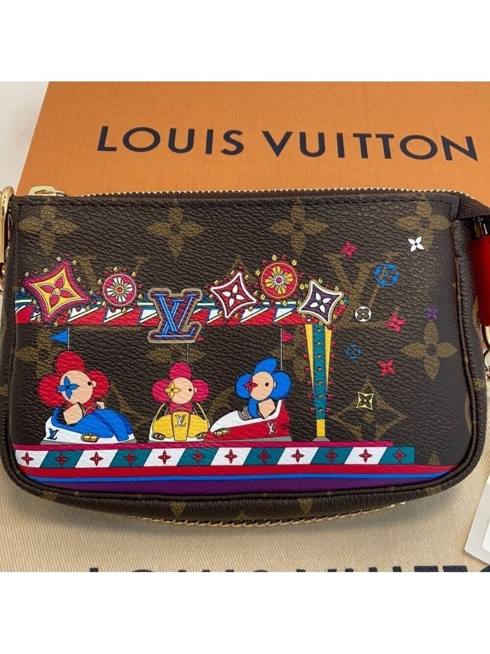 𝅺LOUIS Vuitton Christmas 2020 mini pochette access - Picture 2 of 13
